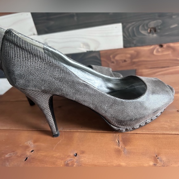 Tahari grey leather peep-toe heels - Picture 2 of 6